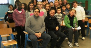 I protagonisti dell'iniziativa con la professoressa Ricciardi, il preside Luciani e il sindaco Martini